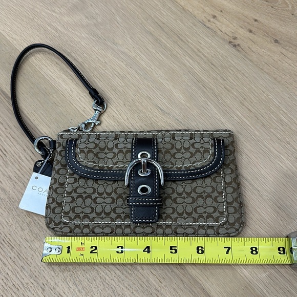 BNWT SIGNATURE COACH LARGE WRISTLET - Picture 2 of 6